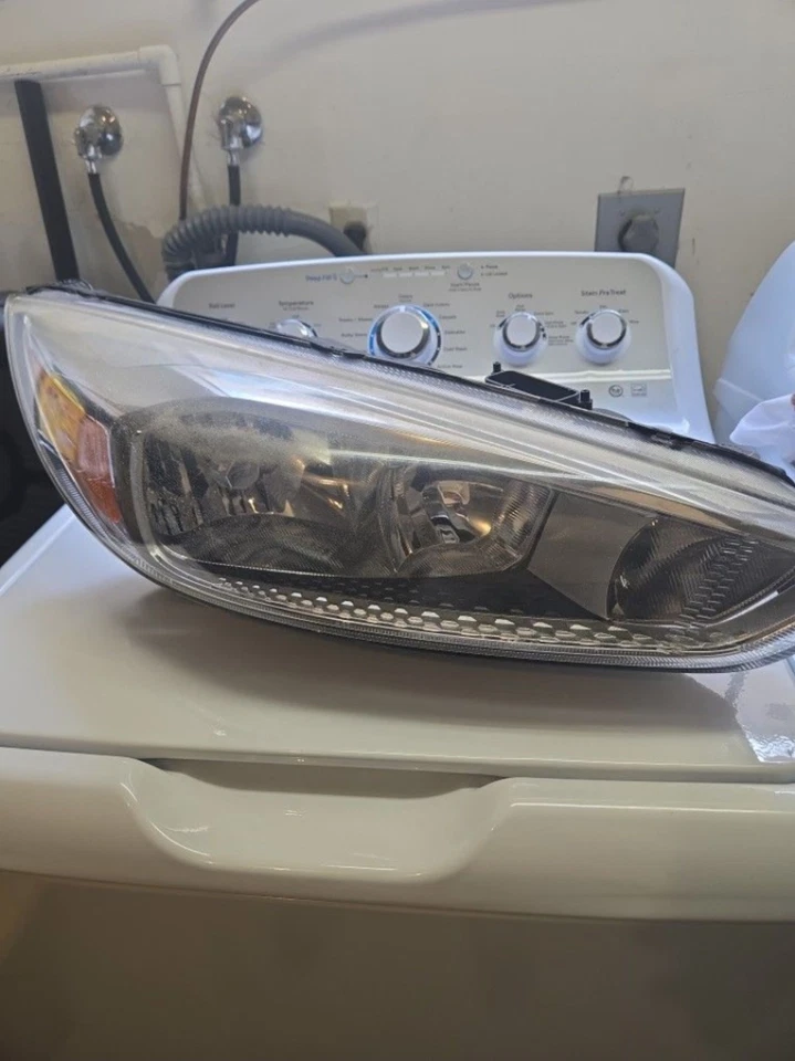 Oem 2016 Ford Focus SE Passenger Headlight - Image 1 of 1