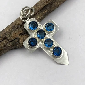 Colgante hecho a mano de plata de ley 925 con piedras preciosas de zafiro azul - Imagen 1 de 2