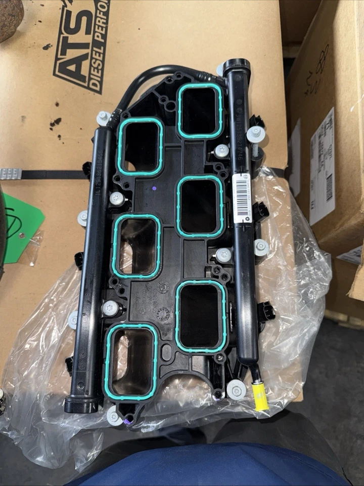 Coletor de admissão inferior 18-23 Jeep 3.6 OEM com trilhos injetores de combustível 05281800AA - Imagem 1 de 4