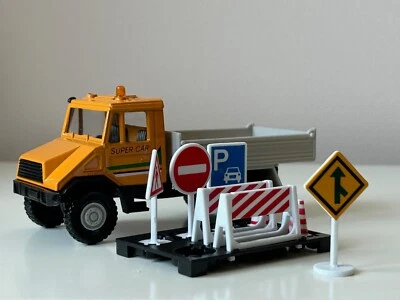 Mercedes-Benz Unimog + Cone Signs Street Car Model Diecast Welly - Image 1 of 4