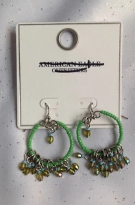 American Eagle Outfitters grüne Perlen Creolen mit baumelnden Perlen - neu mit Etikett. - Bild 1 von 4