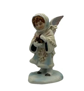 Enesco Angelo delle Nevi Invernale 1986 Ceramica Invernale Statuina che tiene uccellini bambino altezza 5" - Foto 1 di 10