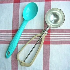 Vintage Lot of 2 RUBBERMAID Mechanical Ice Cream Scoops #12 & Turquoise Plastic - Picture 1 of 3