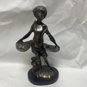 Escultura pescadería vintage niño con pez, 7 pulgadas de alto - Imagen 1 de 7