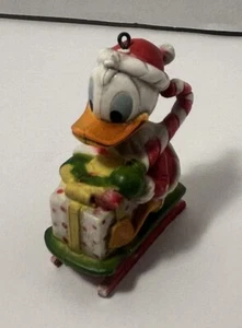 Estatuilla de Navidad de colección Disney Pato Donald Pato Paseo en Trineo Papá Noel adorno - Imagen 1 de 5