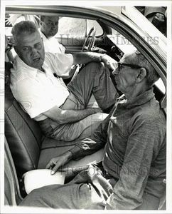 Foto de prensa 1963 H.B. Charmburg habla con colegas en coche - pna03276 - Imagen 1 de 2