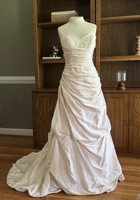 Beautiful Silk Paloma Blanca Fit & Flare Bridal Gown Wedding  Dress 12 Unaltered - Image 1 of 4
