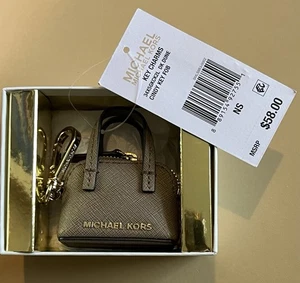 Michael Kors Schlüsselanhänger/Handtaschenanhänger CINDY KEY FOB Saffiano Leder DK DUNE Neu - Bild 1 von 8