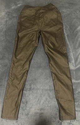 Pantalones de mezclilla elásticos Almost Famous para mujer 7 - negros ajustados de cuero sintético - Excelente Foto 1 de 4