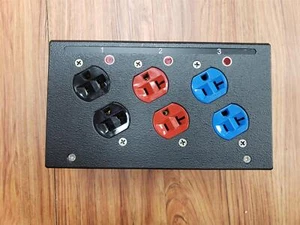 Indu-Electric DOG House Floor Box Distro, L21-30 Input to 3 Breakered NEMA 5-20 - Afbeelding 1 van 6
