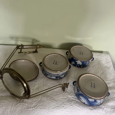 AZUL Y BLANCO Porcelana en Niveles Bento, Almuerzo, Comida, Caja Tiffin con Portador de Latón Foto 1 de 4