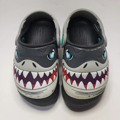 Zueco Crocs Clásico Niños Divertido Laboratorio Negro Tiburón Iluminado Talla C 7 Sandalia Sin Cordones Foto 1 de 4