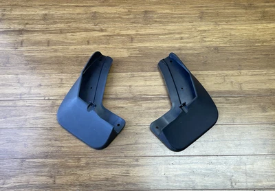 Juego de 2 protectores contra salpicaduras delanteros izquierdo y derecho Volkswagen Tiguan 2018-2024 OEM Foto 1 de 4