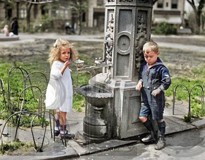 1922 Washington, D.C., Children at water fountain 11 x 14" Photo Print - Picture 1 of 1
