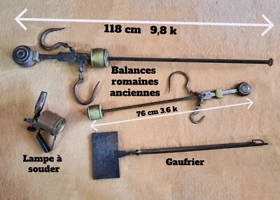 Outils anciens : 2 balances romaines 1 gaufrier et 1 pistolet à souder - Photo 1/3