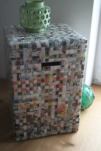 Upcycling Hocker Beistelltisch Sitz Unikat aus Zeitschriften, selbstgemacht - Bild 1 von 3