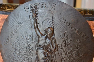 Grand médaillon bronze Dubois, Chapu BARBEDIENNE  courage, patrie, moralité XIXe - Photo 1/4