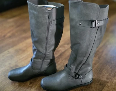 New in box Women's Dream Pairs Trace Boots, Style# CCA8DCCV, Size 11, Color Grey - Image 1 of 4