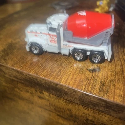 Vintage 1981 Matchbox Peterbilt Cement Die-cast Truck, White & Red, 1:80 - Image 1 of 4