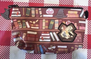 Mundo Mágico de Harry Potter Cuatro Casas Bolsa con Cremallera con Dije Hogwarts - Imagen 1 de 8