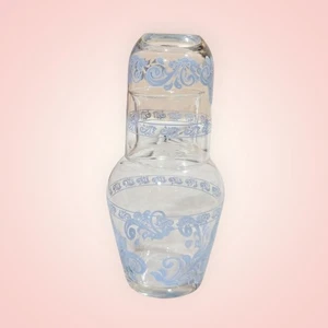Jarra de agua vintage de vidrio transparente para cabecera con vaso flores azules - Imagen 1 de 7