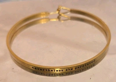 Plunder 珠宝报价手链金色袖口“尽管如此,她坚持” — 第 1/4 张图片