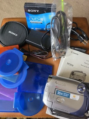 Canon DC210 DVD Camcorder with 35x Optical Zoom - Silver, Bundle - Image 1 of 4