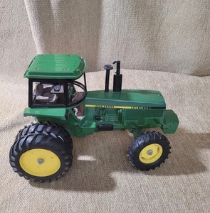 Vintage Ertl 1/16 John Deere MFWD Row Crop Duals Tractor #584 Diecast - Bild 1 von 7