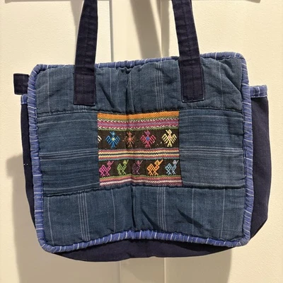 Bolso de Mano Acolchado Hecho a Mano para Mujer Medio Azul Bordado Pájaro Estilo Guatemalteco Foto 1 de 4