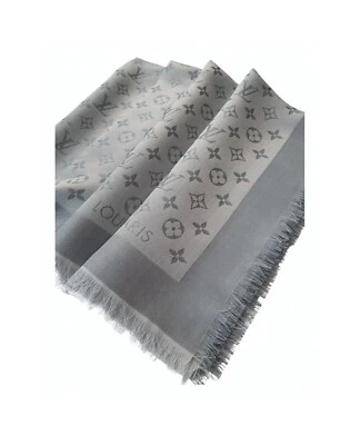 Chal Louis Vuitton Gris Plata Griggio Azurro Monograma Logo LV Logo Seda M76353 Foto 1 de 4