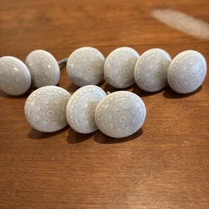 Lote de 9 tiradores de cajón de perilla artesanal cerámica pintada a mano gris y blanco - Imagen 1 de 5