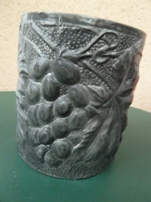 Petit pot en étain repoussé - Photo 1/4