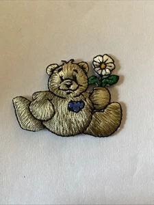 "Parche de hierro con margarita de oso de peluche 1,5"" X 2""" - Imagen 1 de 1