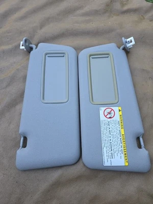 Juego de pares de parasoles laterales para conductor y pasajero Toyota Rav4 2004-2005 gris iluminado Foto 1 de 4