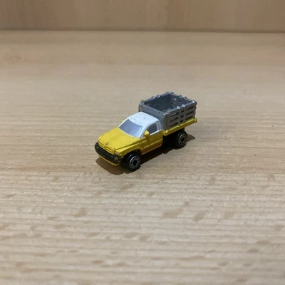 Camión de colección Hasbro LGTI Micro Machines Dodge Ram plataforma de estacas amarillo Foto 1 de 4