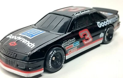 Dale Earnhardt, #3 Goodwrench Chevrolet Lumina - Campeones de carreras 1992 Foto 1 de 4