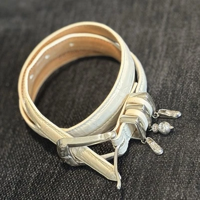 Cinturón retro crema y plateado para mujer con conjunto único de dijes con tema de golf informal de golf Foto 1 de 4