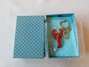 Betsey Johnson Kristall Karabiner Schlüsselanhänger Schlüsselanhängsel Taschenanhänger rot goldfarben neu im Karton - Bild 1 von 5
