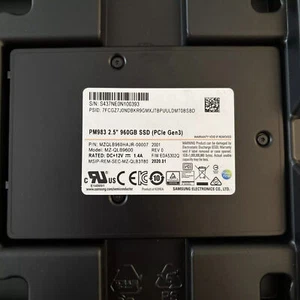 Samsung PM983 960 GB SSD U.2 2,5" NVMe PCIe Gen 3 MZ-QLB9600 MZQLB960HAJR-00007 - Foto 1 di 2