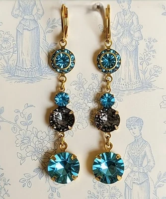 Pendientes abatibles chapados en oro aguamarina AB y flor cristal de Swarovski  Foto 1 de 4