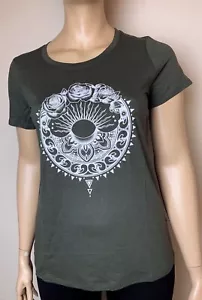 T-shirt TORRID (00X) Mystic Roses tarocchi maglia collo alto verde oliva NUOVA - Foto 1 di 8