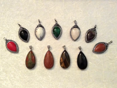 11 tlg Halbedelstein-/Mineralien-Anhänger-Konvolut - Heil- & Geburtssteine - NEU - Bild 1 von 4