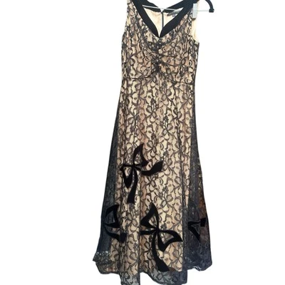 David Meister floral black lace dress, velvet v-neck line and bow detail. Silk  Foto 1 de 4