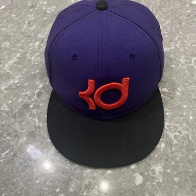 Gorra Nike KD talla única para la mayoría de los jóvenes de baloncesto púrpura Foto 1 de 4