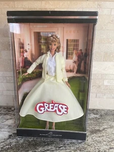 BARBIE SAMMLER FETT BARBIE PUPPE ALS SANDY OLIVIA NEWTON JOHN 2004 PUPPE NRFB!! - Bild 1 von 11