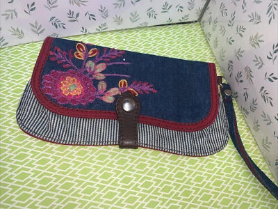 Cartera sin asas Lucky Brand muñeca denim bordada bohemia con correa de cuero Foto 1 de 4