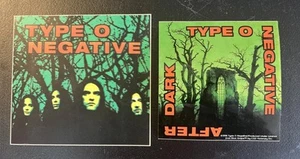 Lote De Colección De 2 Pegatinas Negativas Tipo O 4x4 Y Más Grande 1 Azul Uva Rockerz Nuevo De Lote Antiguo - Imagen 1 de 3