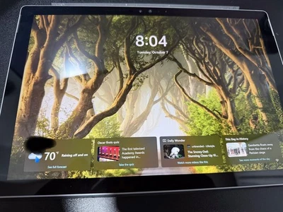 Surface Pro 4 con cargador de estación de acoplamiento Foto 1 de 4