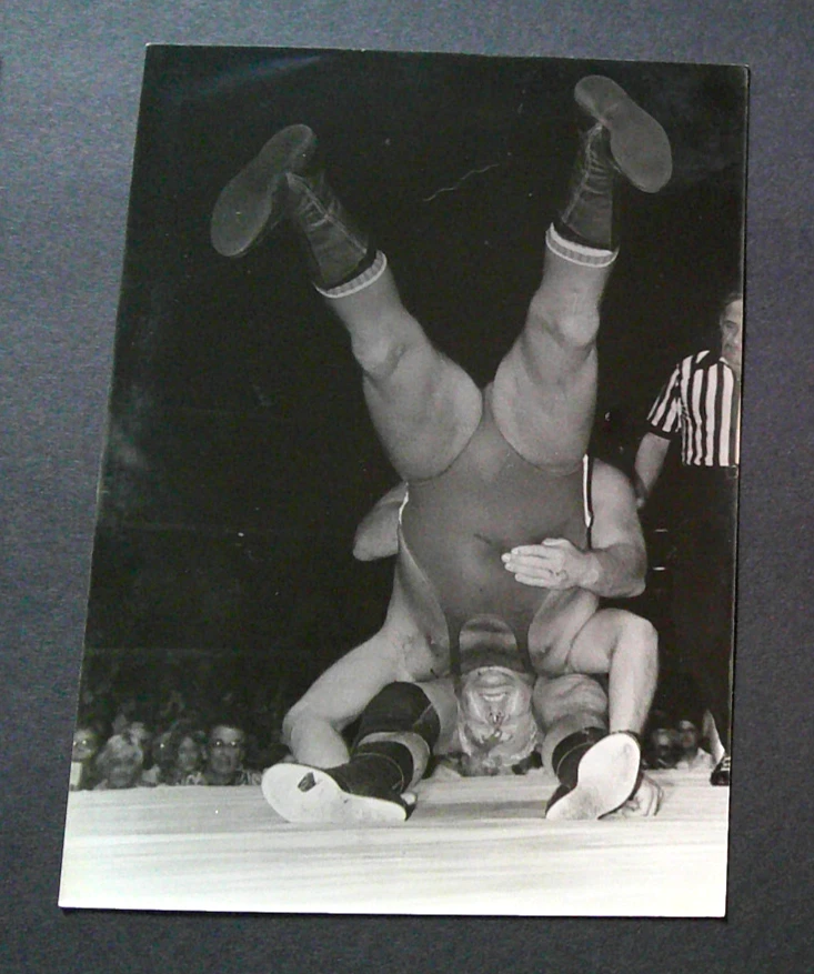 Terry Funk Piledrives Harley Race 5x7 光面照片,20 世纪 70 年代全新无标签,杂志文件 Pix — 第 1/1 张图片