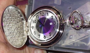Geneva Date leicht ablesbare Taschenuhr mit Kette schönes Zifferblatt NEU in con silberfarben - Bild 1 von 8